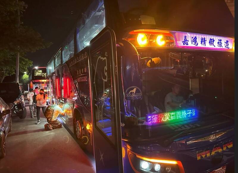 「義起花蓮救災團」深夜從嘉義出發前往花蓮。（黃嫈珺提供）