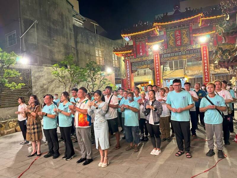 眾人為花蓮祈福。（黃嫈珺提供）