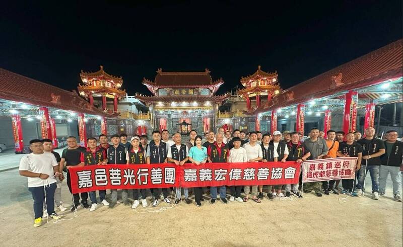 嘉義宏偉慈善協會等團體響應救災。（黃嫈珺提供）