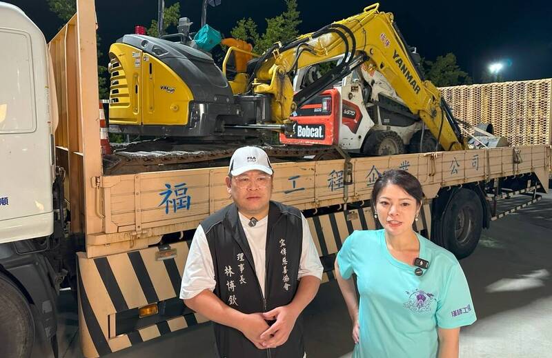 縣議員黃嫈珺（右）與宏偉慈善會理事長林博欽（左）籌備救災事宜。（黃嫈珺提供）