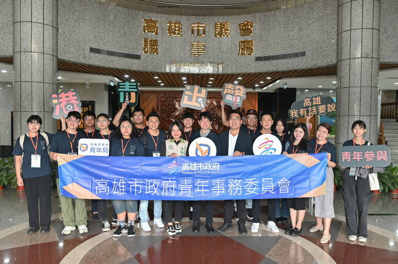 高雄市政府第四屆青年事務委員於市議會參訪期間，巧遇市議員邱俊憲（前排右五）、湯詠瑜（前排右七），隨後一行人與青年局長林楷軒（前排右六）合影，共同見證民主殿堂的參與歷程。（青年局提供）