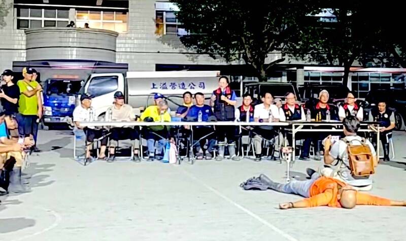 花蓮縣長徐榛蔚在發言時，佐拉就在她面前不遠處仰頭就睡。（擷取自「Fata'an年祭」直播）