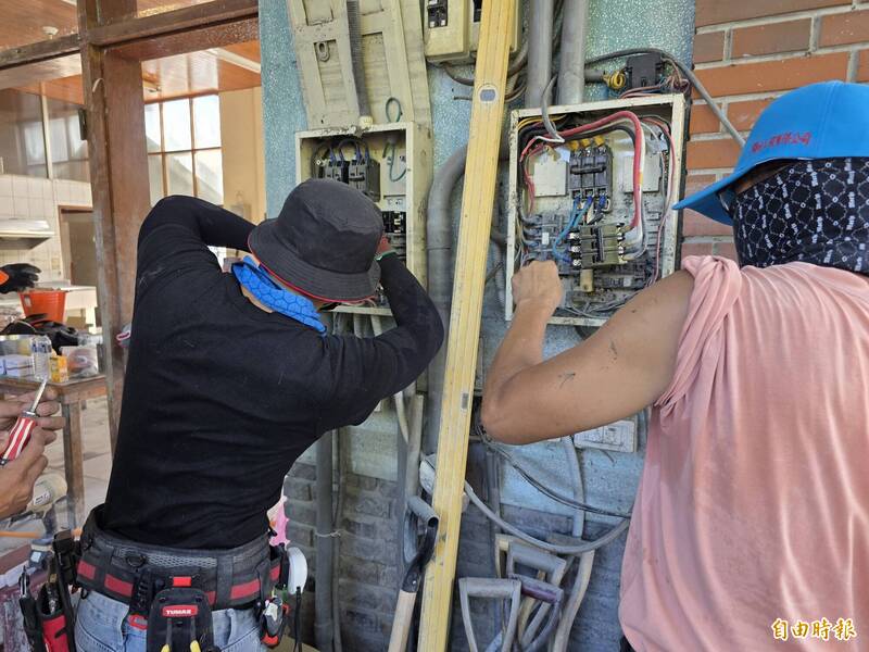 水電超人前進花蓮災區  幫助插座、電箱泡水救援