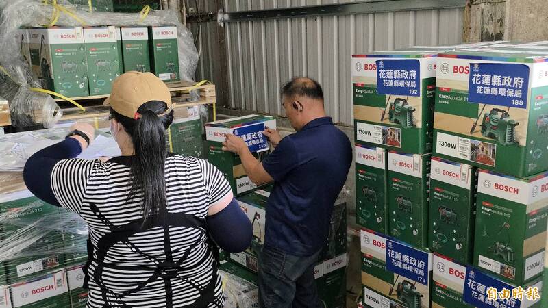 花蓮縣府的物資倉庫，環保局工作人員正在貼貼紙。（記者花孟璟攝）