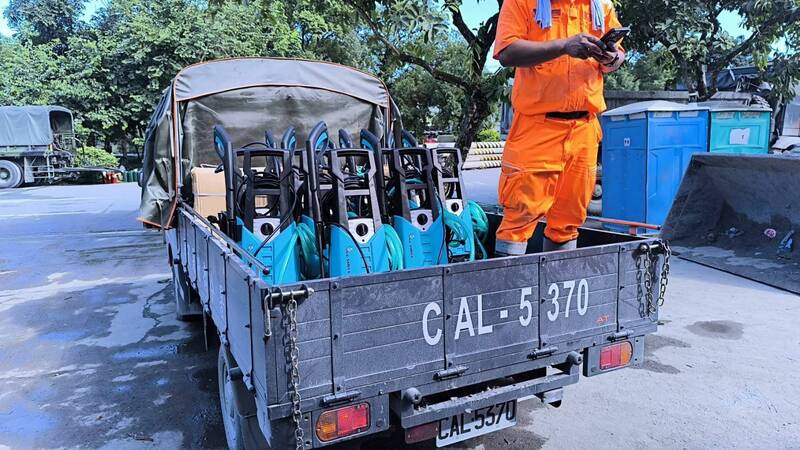 行政院採購的高壓清洗機陸續共1500台，目前都在外服役中，廠牌型號與縣府的不同。（行政院東部中心提供）