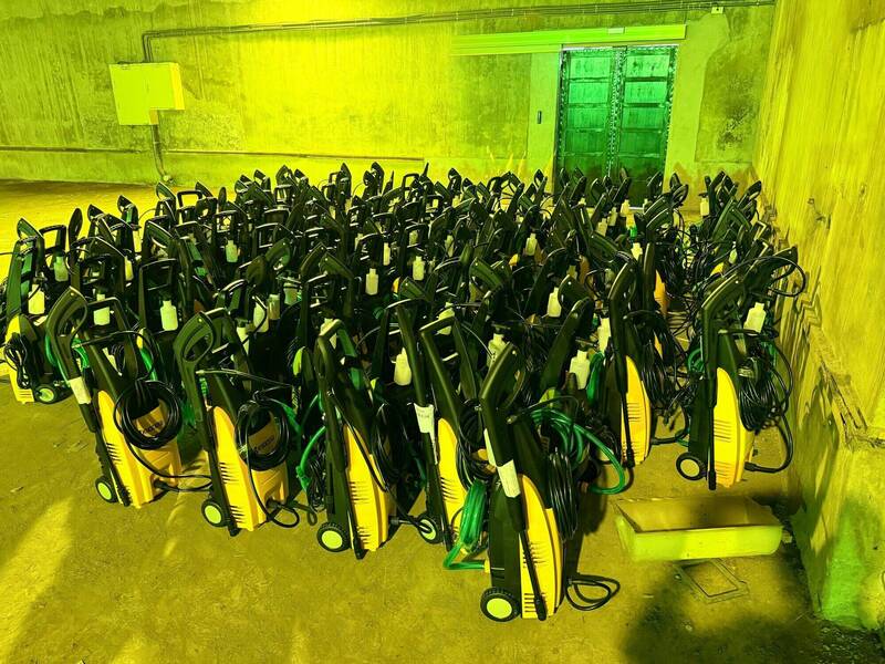 行政院採購的高壓清洗機陸續共1500台，目前都在外服役中，廠牌型號與縣府的不同。（行政院東部中心提供）