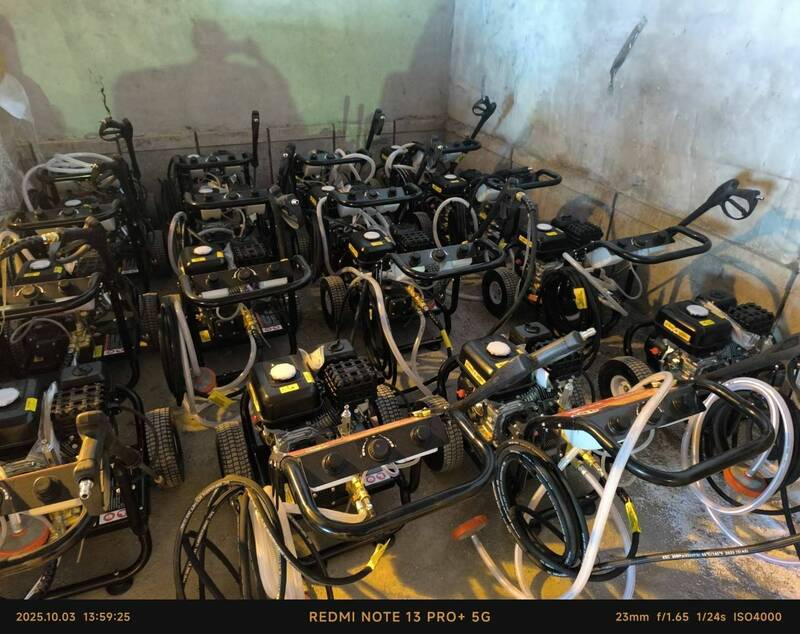 中央的高壓清洗水槍的另一種型號。（行政院東部中心提供）