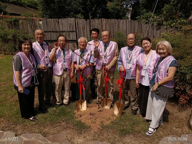 日本育櫻會細川吳港（右4）等人來台灣種植櫻花。（細川吳港提供）