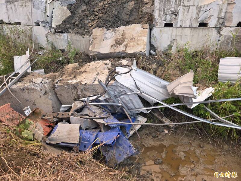 現場圍籬、廁所碎裂一地。（記者王善嬿攝）