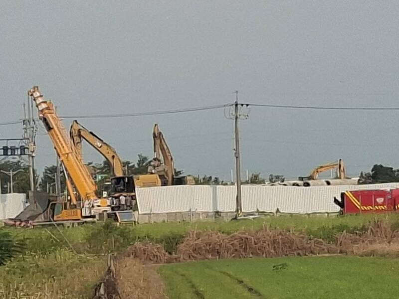 台積電嘉義廠今天傳鷹架倒塌、砂石車衝落水溝工安意外。（讀者提供）