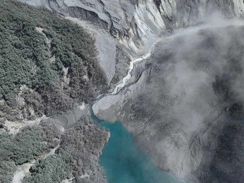 堰塞湖4日蓄水量約為原來量體的6.4％，湖體無明顯變化，坡面仍呈現不穩定。（林保署花蓮分署提供）