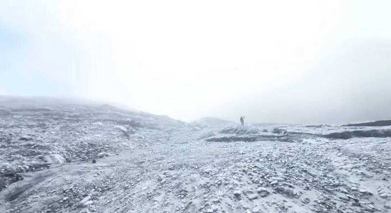 林保署9人探勘隊，歷時5天抵馬太鞍溪堰塞湖，沿路泥灰塵滿天，壩體穩定度仍不足。（林保署花蓮分署提供）