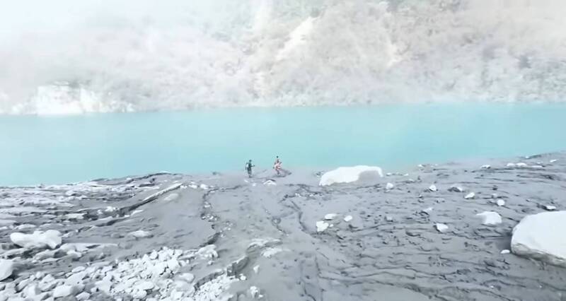 花蓮分署與山難搜救協會東區搜救委員會，組成9人小隊，深入險峻山區展開堰塞湖探勘行動。（林保署花蓮分署提供）