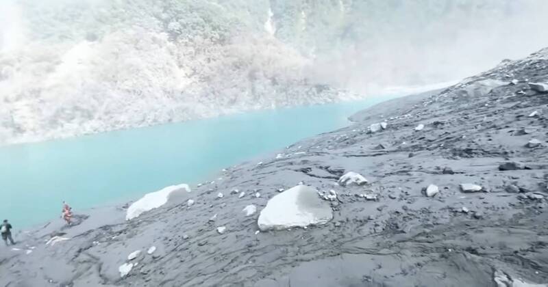 9人探勘隊歷時5天抵馬太鞍溪堰塞湖，沿路泥灰塵滿天。（林保署花蓮分署提供）