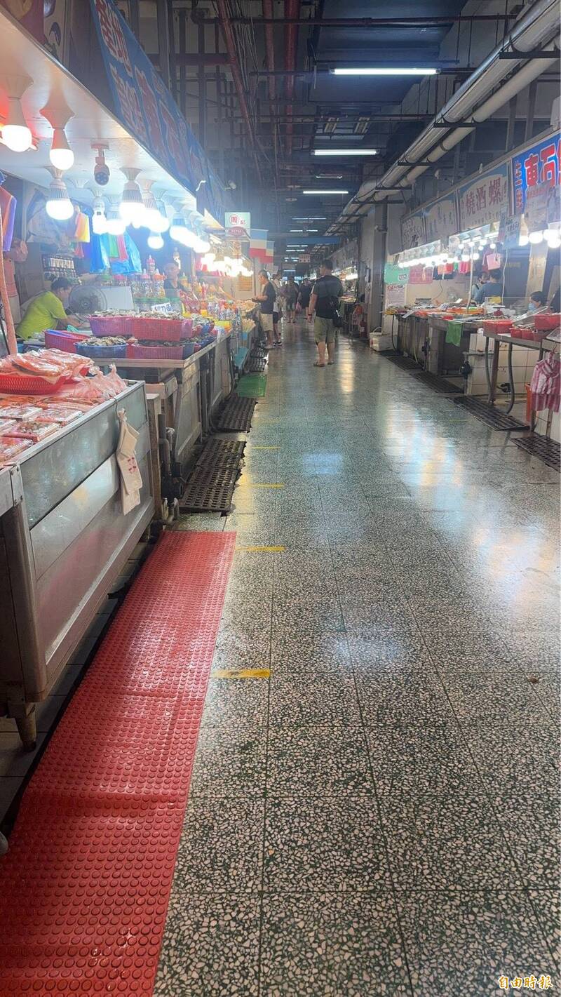 新竹風箏節實施交通管制禁汽車進入，結果周邊餐廳商家及直銷中心怨中秋連假生意慘兮兮，人潮進不來。（記者洪美秀攝）