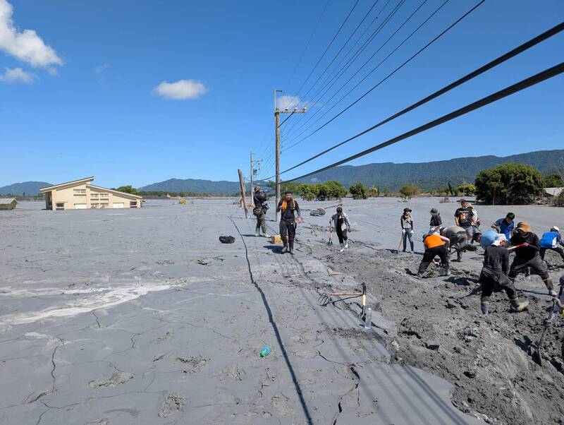 鄉民貼出在幫忙現場拍下的照片表示，「手幾乎是可以摸到電線的高度」。（翻攝PTT）