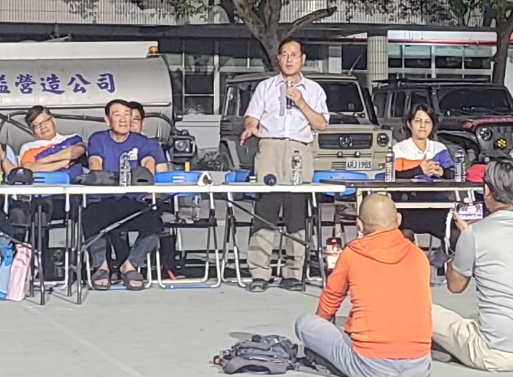 花蓮縣長徐榛蔚等人昨在光復國小召開說明會，張育萌發文質疑，鄭天財竟鬼扯稱，他早就跟空軍說，用直升機載挖土機去把堰塞湖的土石挖掉，讓張痛批「怎麼會有這麼不要臉的民意代表？跑到災民的家園，鬼扯工人拿鋤頭去挖這種天方夜譚」。（圖擷自臉書「FATA'AN年祭」直播）