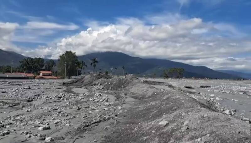 網友分享表示，她老公在9月30日前往災區，現場幾乎被淤泥覆蓋，可說是怵目驚心。（網友Small Small P提供）