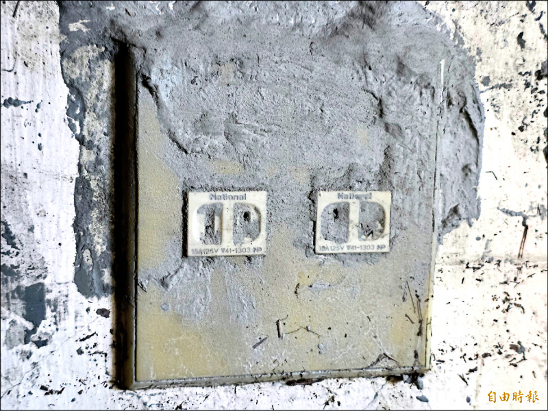 插座孔內塞滿泥巴，亟待各界水電工來援助！（記者花孟璟攝）