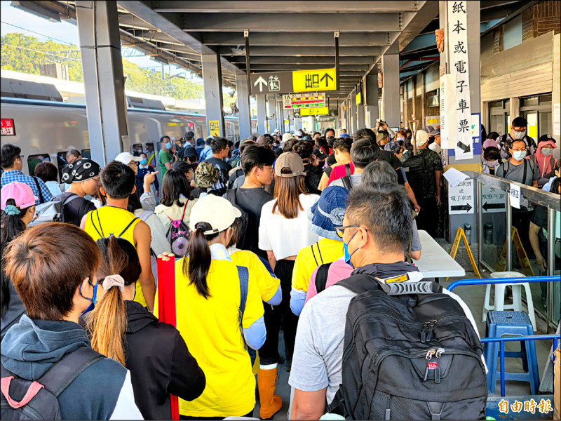 光復車站昨天早上7點就已經是人山人海，月台塞滿人，一整天累計下車人數超過2.5萬人 。（記者花孟璟攝）