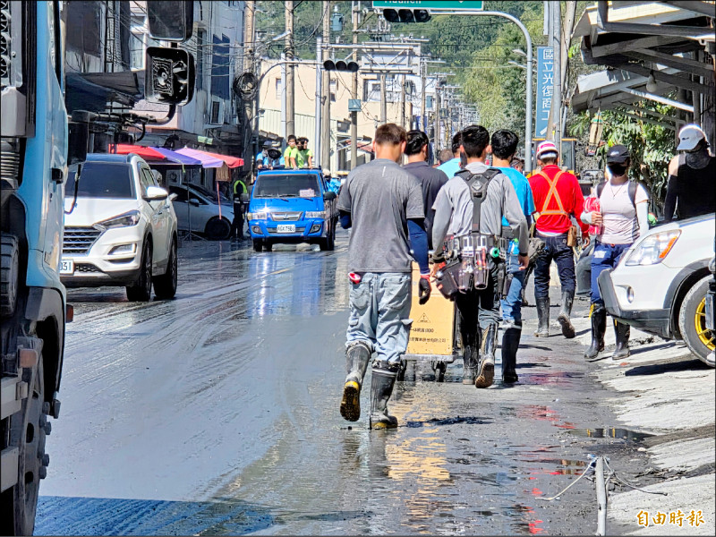 專業的水電超人，配戴各式專業器具前往災民家 。（記者花孟璟攝）