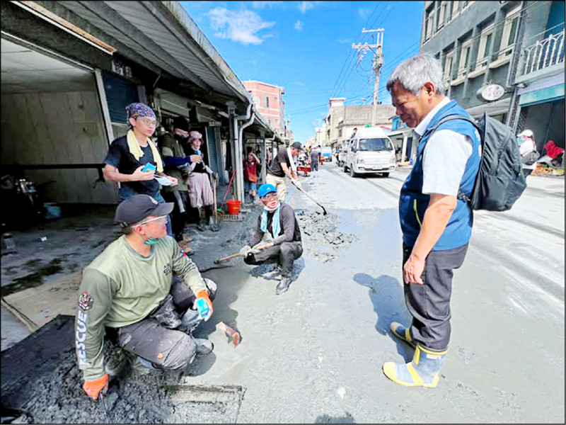 環境部長彭?明急徵清溝英雄，表示光復側溝還有25公里要清理。（圖取自環境部長彭啓明臉書）