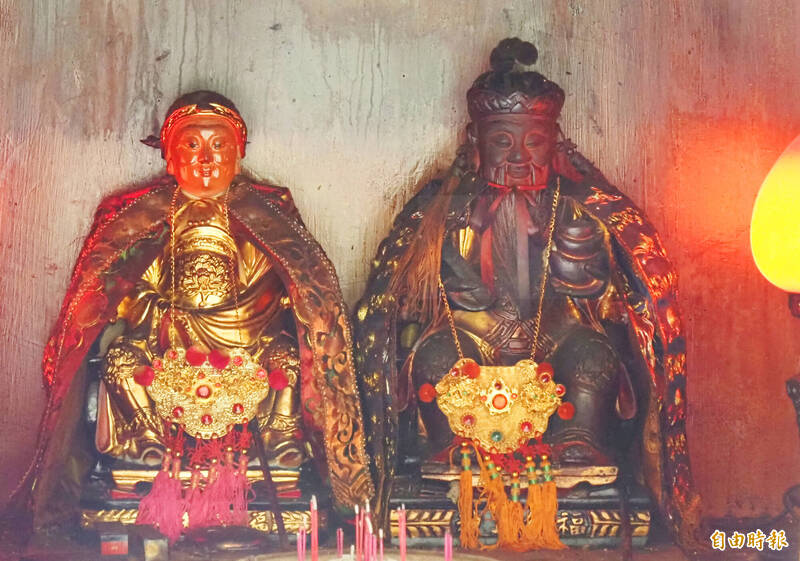 土地公通常只拿一種法器，但也有土地公（右）左手拿元寶，右手持如意。（記者陳鳳麗攝）