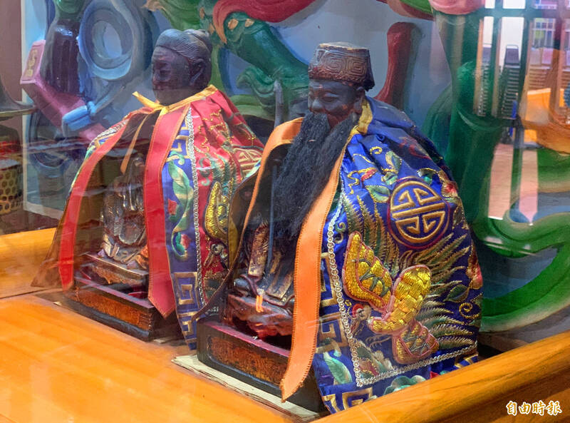 八大行業、有業績壓力或需要客戶的行業，另外考運老是不佳者，都適合向拿枴杖的土地公（右）祈求，且可選在晚間去拜土地公。（記者陳鳳麗攝）