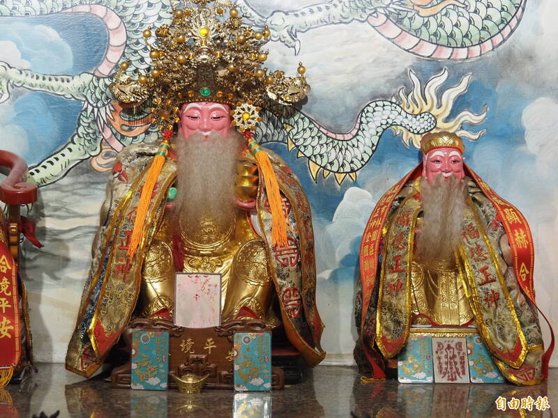 相傳中秋節是土地公另一個生日，因此中秋節很多人拜土地公。（資料照）