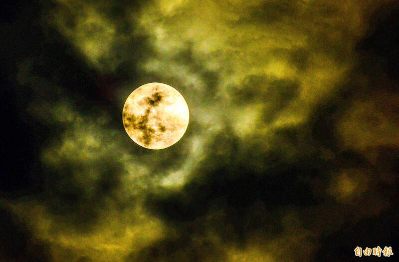 中秋可賞月，需要有客戶或想讓考運車好的人，可在晚間去拜土地公。（資料照）