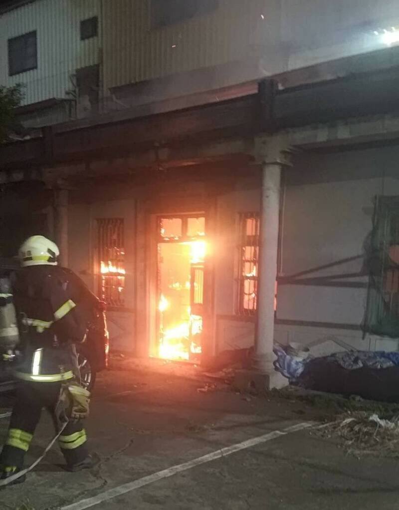 因火猛烈，在消防到前，隔住一度「勺子水」，所幸人受受困。（者提供）