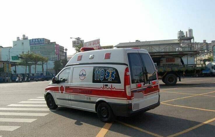 台中南屯六旬婦墜樓 倒臥車道送醫不治