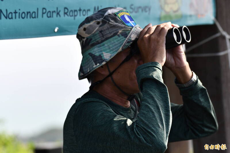 恆春數鷹達人蔡乙榮強調，「不是一眼看穿算總數，而是用基數去點，像銀行員訓練數鈔票。」（記者蔡宗憲攝）