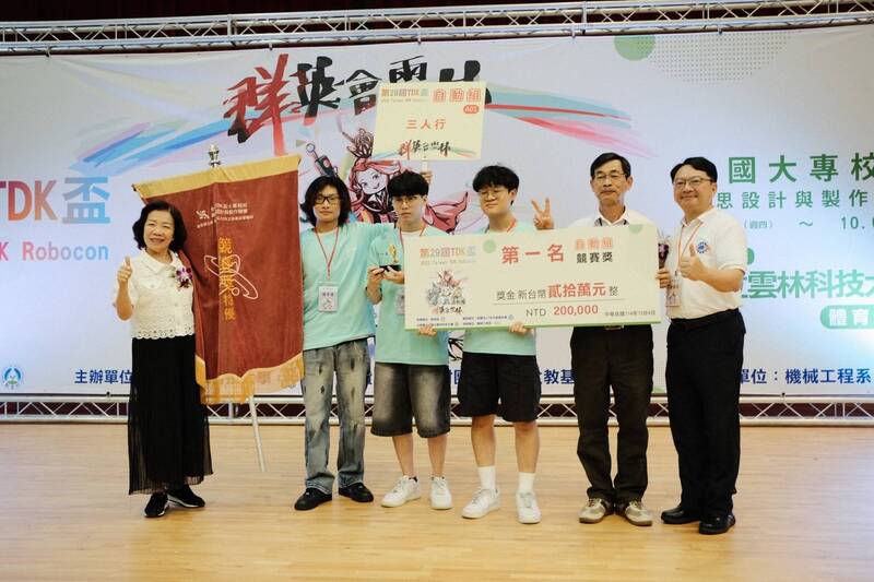 教育部技職司長楊玉惠（左一）頒發自動組第一名給明新科大─三人行團隊。（教育部提供）