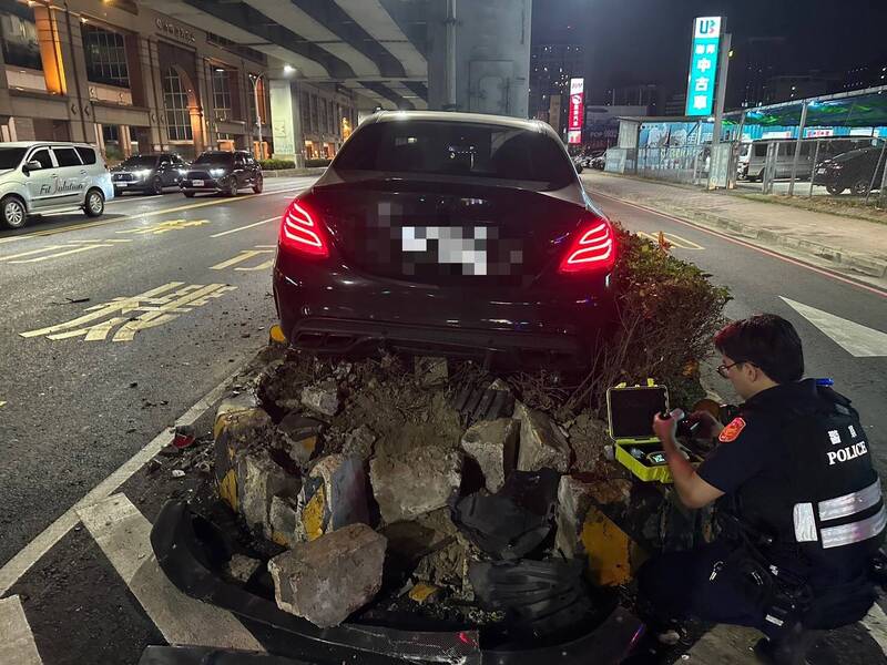 男上分隔，警方於行。（者徐翻）