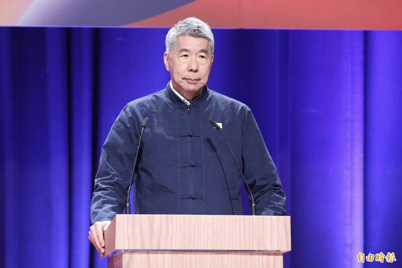 國民黨今日舉行黨魁選舉電視政見說明會，針對當選後是否將兵權讓給總統候選人，避免黨內「兩顆太陽」爭議？候選人張亞中宣示，他當選黨主席後會把兵權交給總統候選人統一指揮。（記者塗建榮攝）