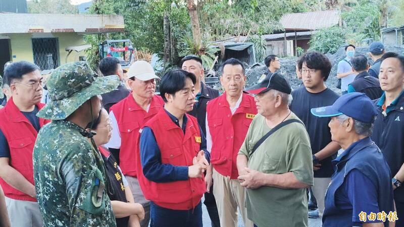 總統賴清德今天下午前往光復災區佛祖街與中正路一段附近關心受災戶。（記者王錦義攝）