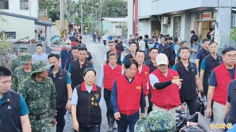 總統賴清德今天下午前往光復災區佛祖街與中正路一段附近關心受災戶。（記者王錦義攝）