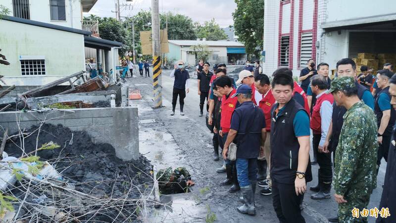 總統賴清德今天下午前往光復災區佛祖街與中正路一段附近關心受災戶，關心清溝進度。（記者王錦義攝）
