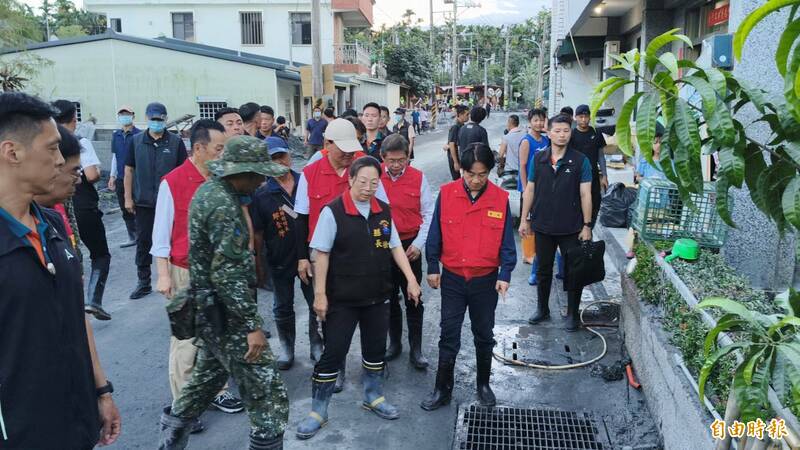 總統賴清德今天下午前往光復災區佛祖街與中正路一段附近關心受災戶，關心清溝進度。（記者王錦義攝）