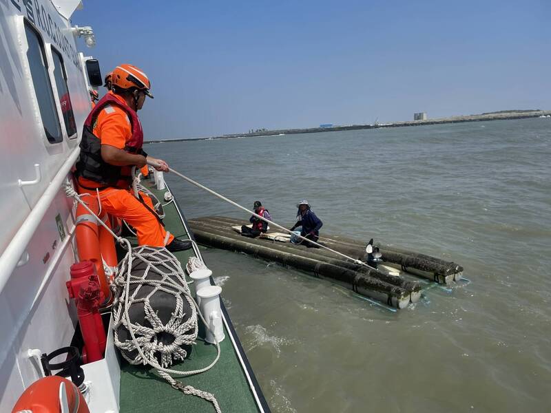 布袋管筏翻覆3人落海，海巡救起2人。（布袋海巡提供）