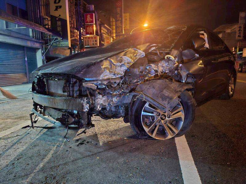 由於撞猛烈，肇事全。（警方提供）