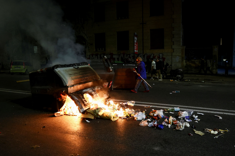 示威現場混亂不堪。（美聯社）