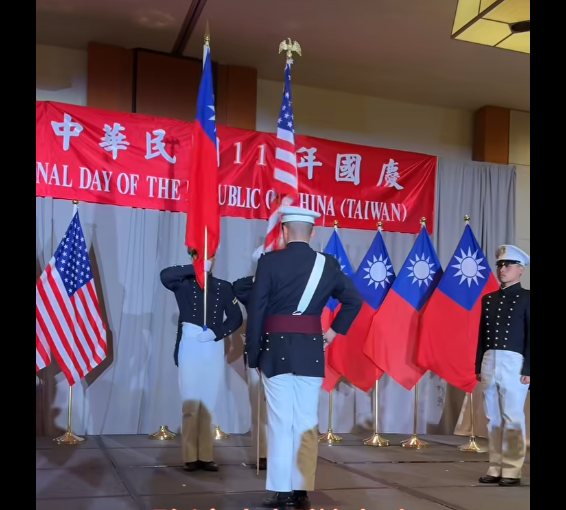 我駐波士頓辦事處舉行國慶酒會，由5名就讀佛蒙特州威爾猛軍校的我國軍校生擔任旗手，護送台灣、美國國旗入場。（圖擷自Taiwan in Boston臉奢）