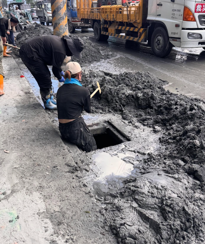 在光復鄉林森路也能看到其他女生鑽入水溝口清淤。（圖擷自Threads）