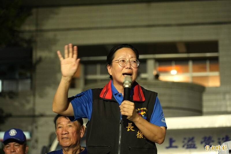 同為光復受災戶的教師劉哲瑋質疑，5萬慰問金中有4萬來自善款，為何信封上可以只標註「花蓮縣政府」？批評縣府別無恥地把善款、稅金變成花蓮縣政府的大恩大德。圖為花蓮縣長徐榛蔚。（資料照）