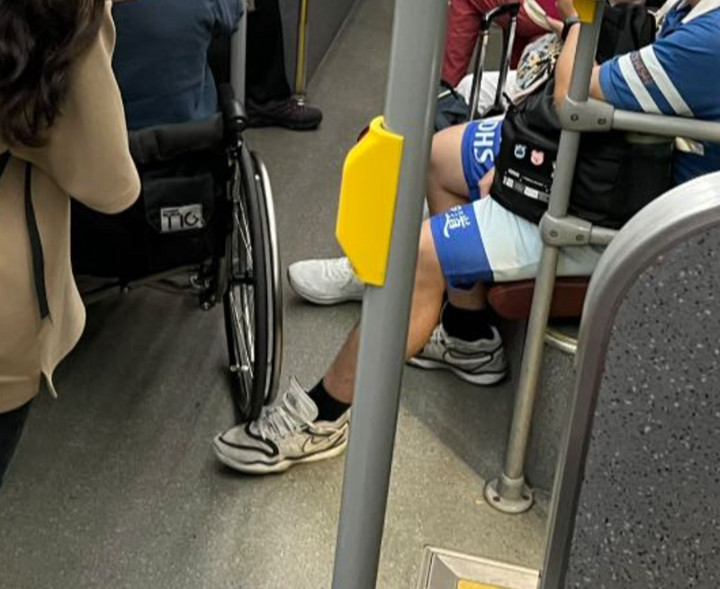 一位男學生看到有坐輪椅的長輩，默默伸出腳卡在輪椅後方，防止公車行進途中輪椅滑動發生意外。（圖翻攝自臉書粉專「潔媽」）
