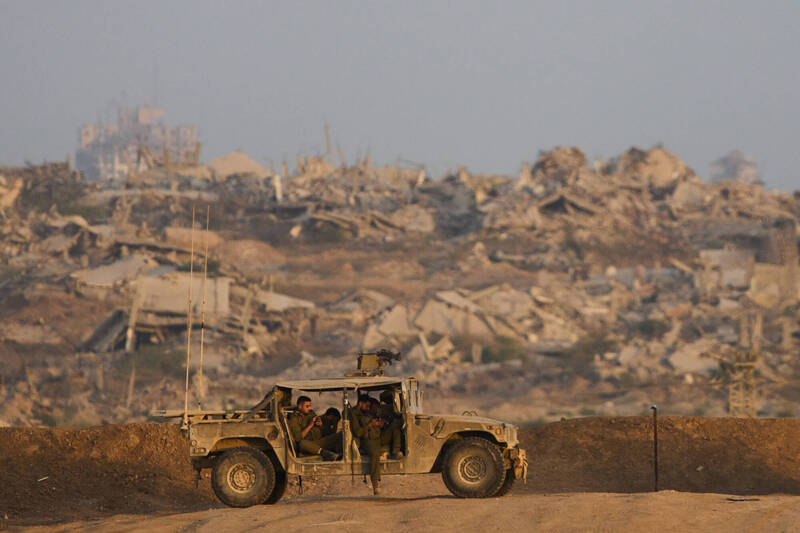 在前線休息的以色列軍人。（美聯社）