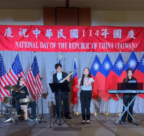 柏克萊音樂學院的4名台灣學生組成樂團上台表演。（圖擷自Taiwan in Boston臉奢）