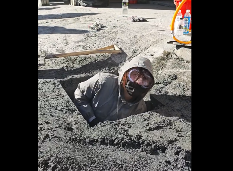 花蓮縣光復鄉「鏟子女超人」莊小姐，不畏髒污直接進入水溝清淤。（圖擷自Threads）